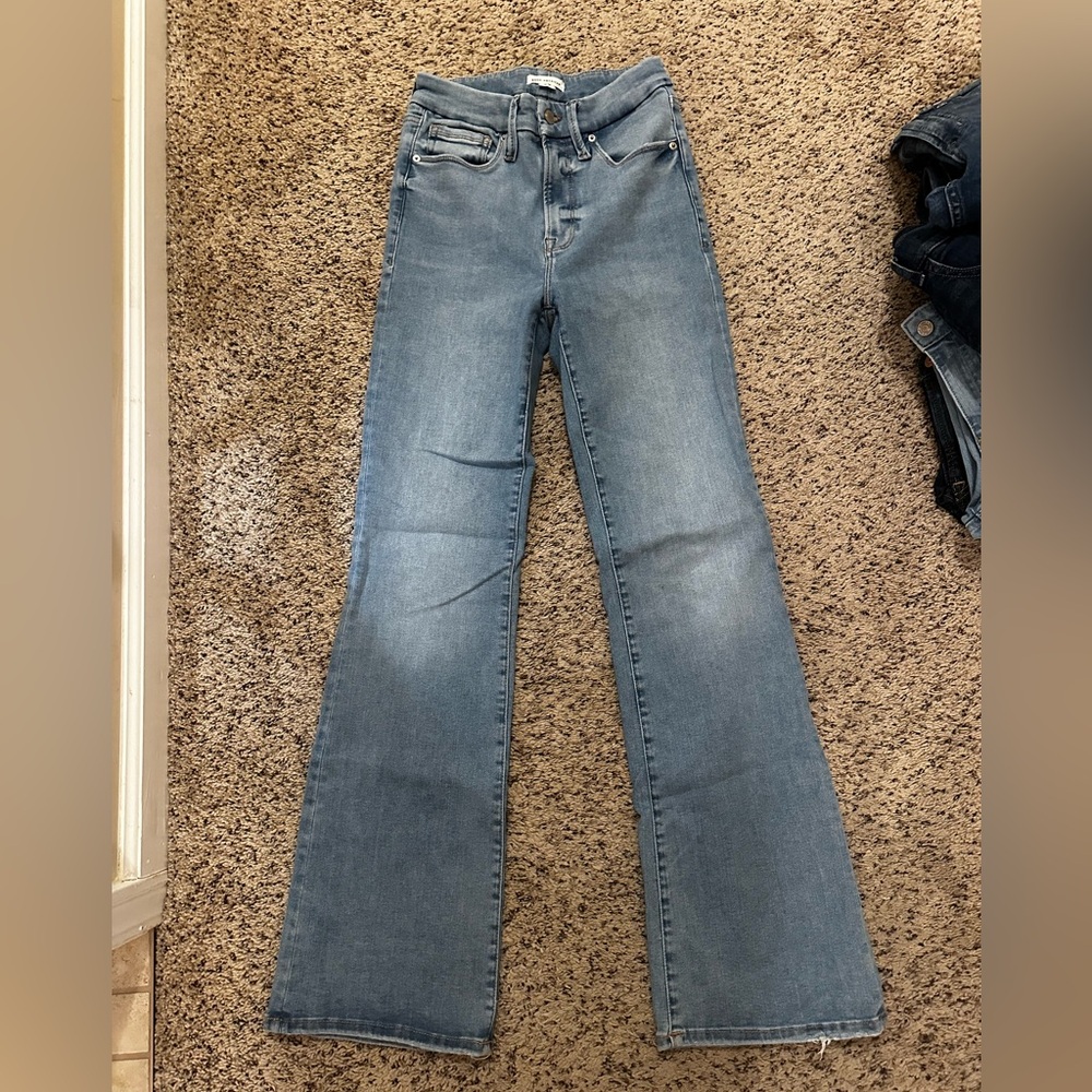 GOOD AMERICAN ALWAYS FITS FLARE JEANS